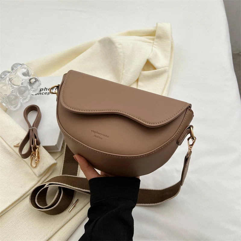 Elegant leather shoulder bag.