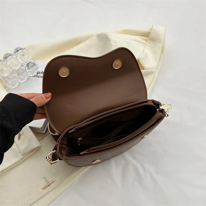 Elegant leather shoulder bag.