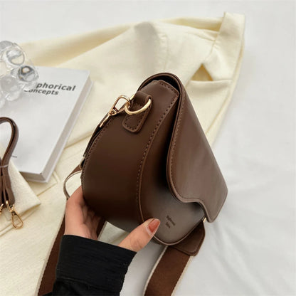 Elegant leather shoulder bag.