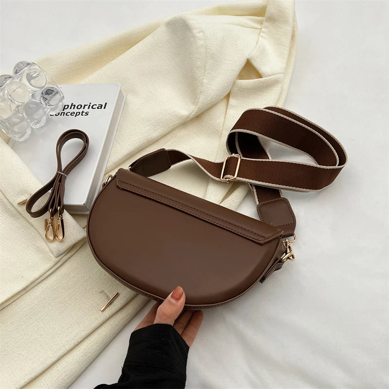 Elegant leather shoulder bag.